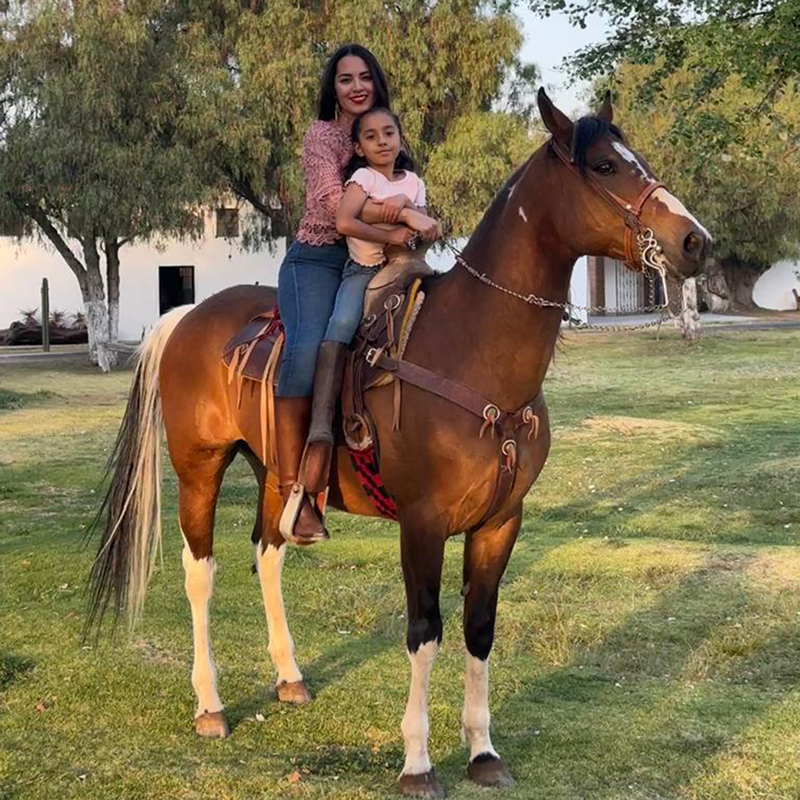 Cabalgata Madre e hija montando a caballo